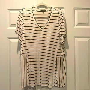 V-neck T-shirt with stripes